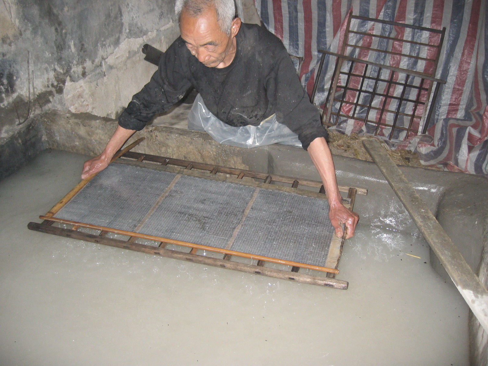 131.捞纸.jpg
